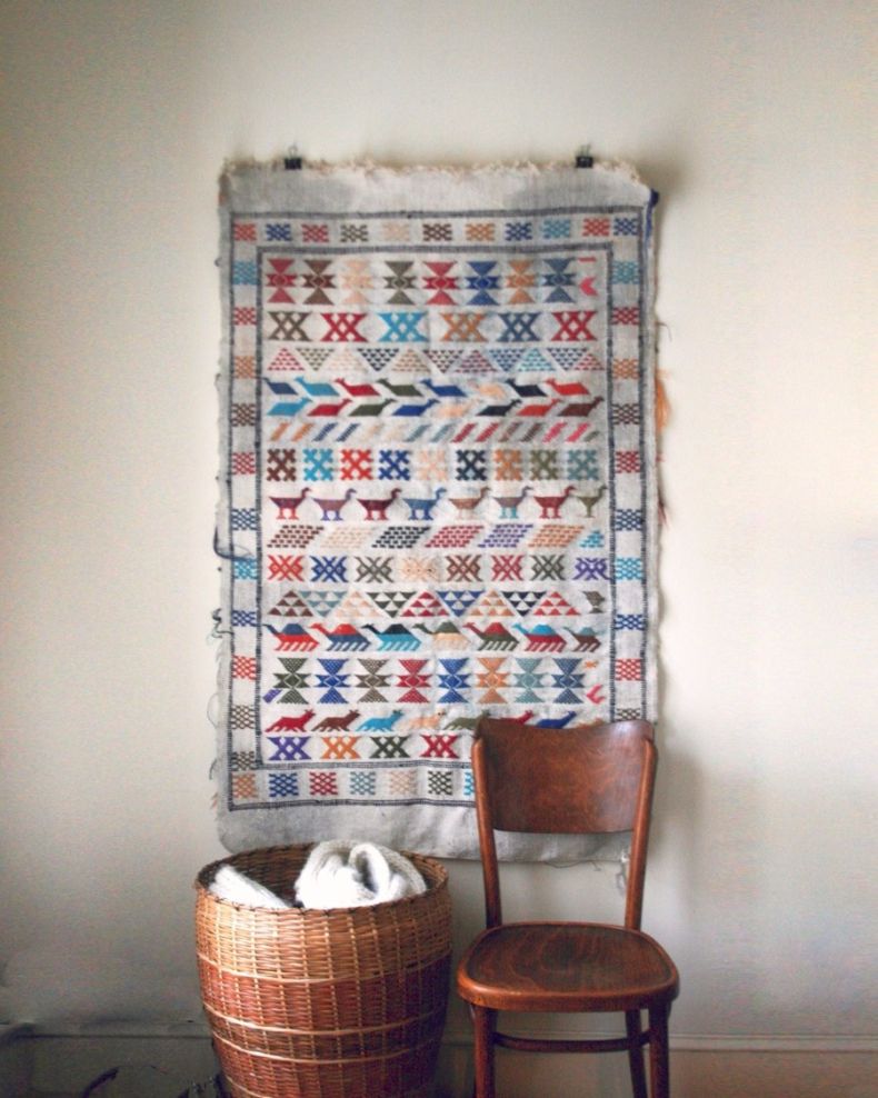 nastennyj-kover-v-interere