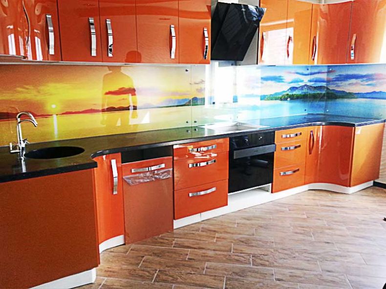 Стеновая_панель_в_кухню_из_стекла_с_фотопечатью_с_панорамой_заката_в_Новороссийске