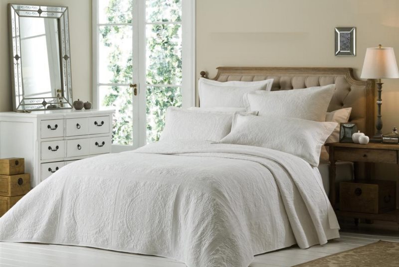 pokryvalo_na_krovat_v_spalnyu