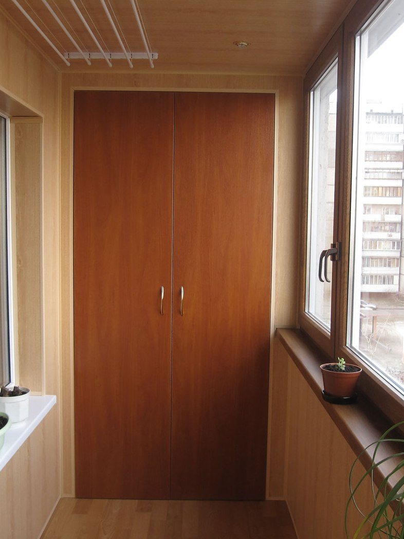 vstroennyy_shkaf_na_balkon