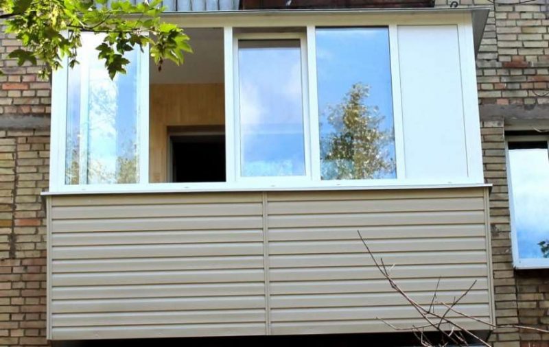 balkon-v-hrushhevke-svoimi-rukami-0