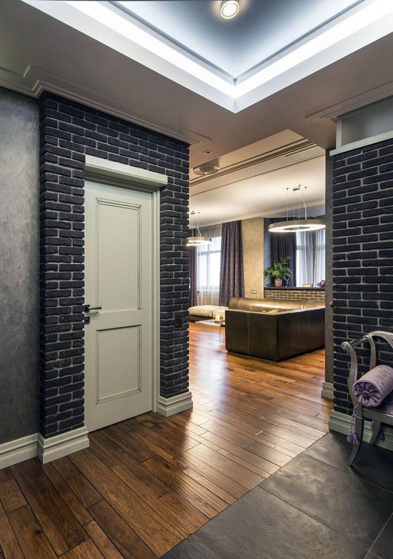 oboi-i-dekorativnyj-kamen-v-interere-prixozhej-10 фактурные обои в узкий коридор