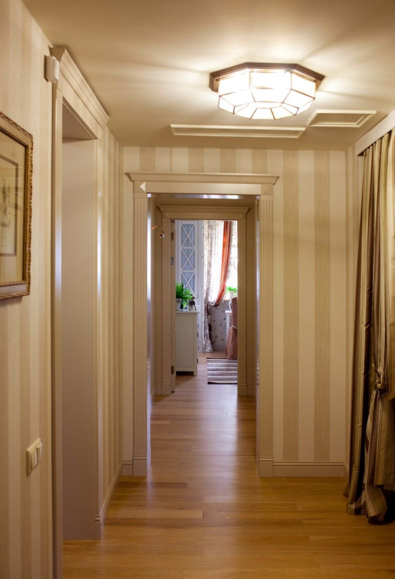 svetlaya-prihozhaya-v-sovremennom-stile-36-940×1377 как подобрать обои в коридор