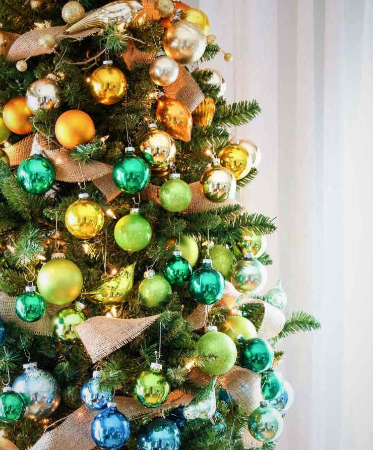 Как выбрать и украсить елку на Новый год 2022 + Советы по самостоятельному изготовлению